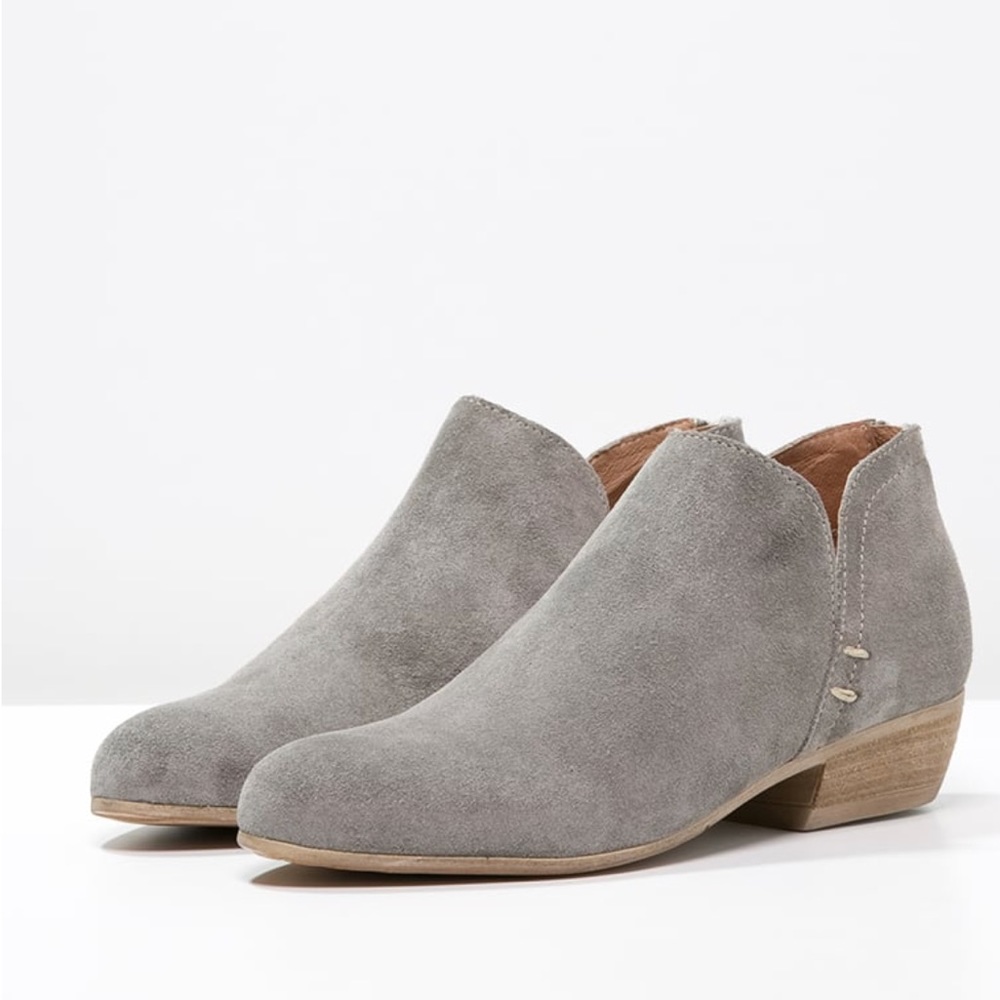 NIB Leather Taupe Split V Low Cut Ankle Booties - Picture 2 of 4